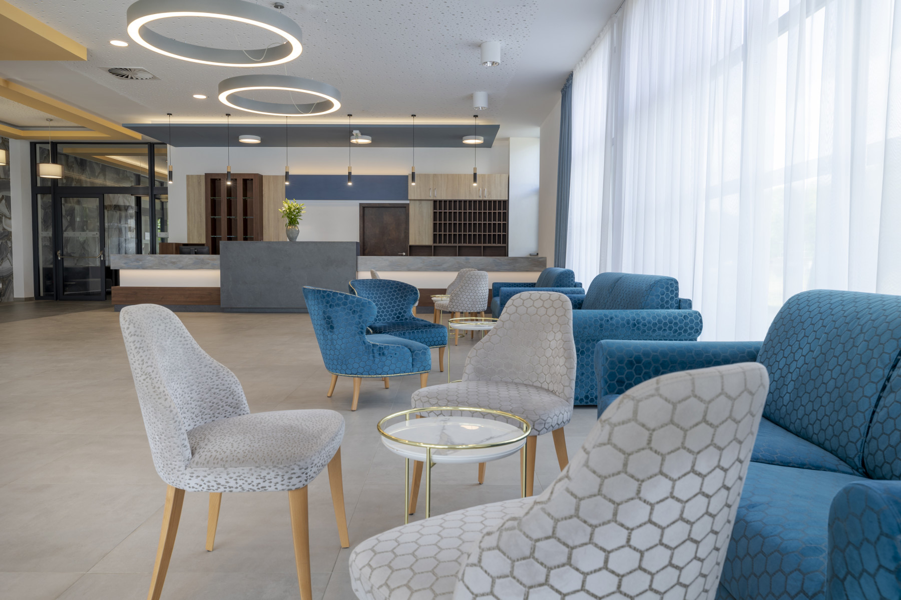 Světlé moderní lobby Aquasolis Spa Hotel v Poľném Kesově
