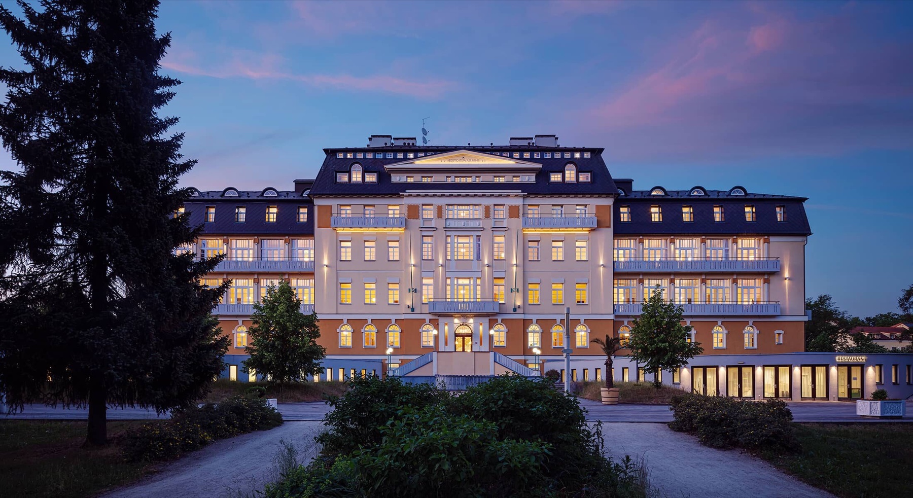 Budova Harvey Spa Hotel při večerním osvětlení